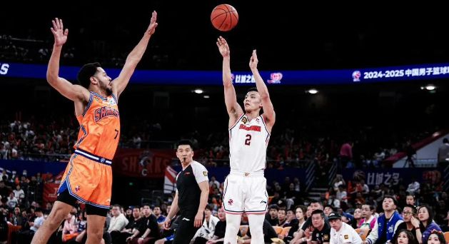 广东宏远击败上海队，继续保持领先优势 广东宏远击败上海队,继续保持领先优势的是谁 