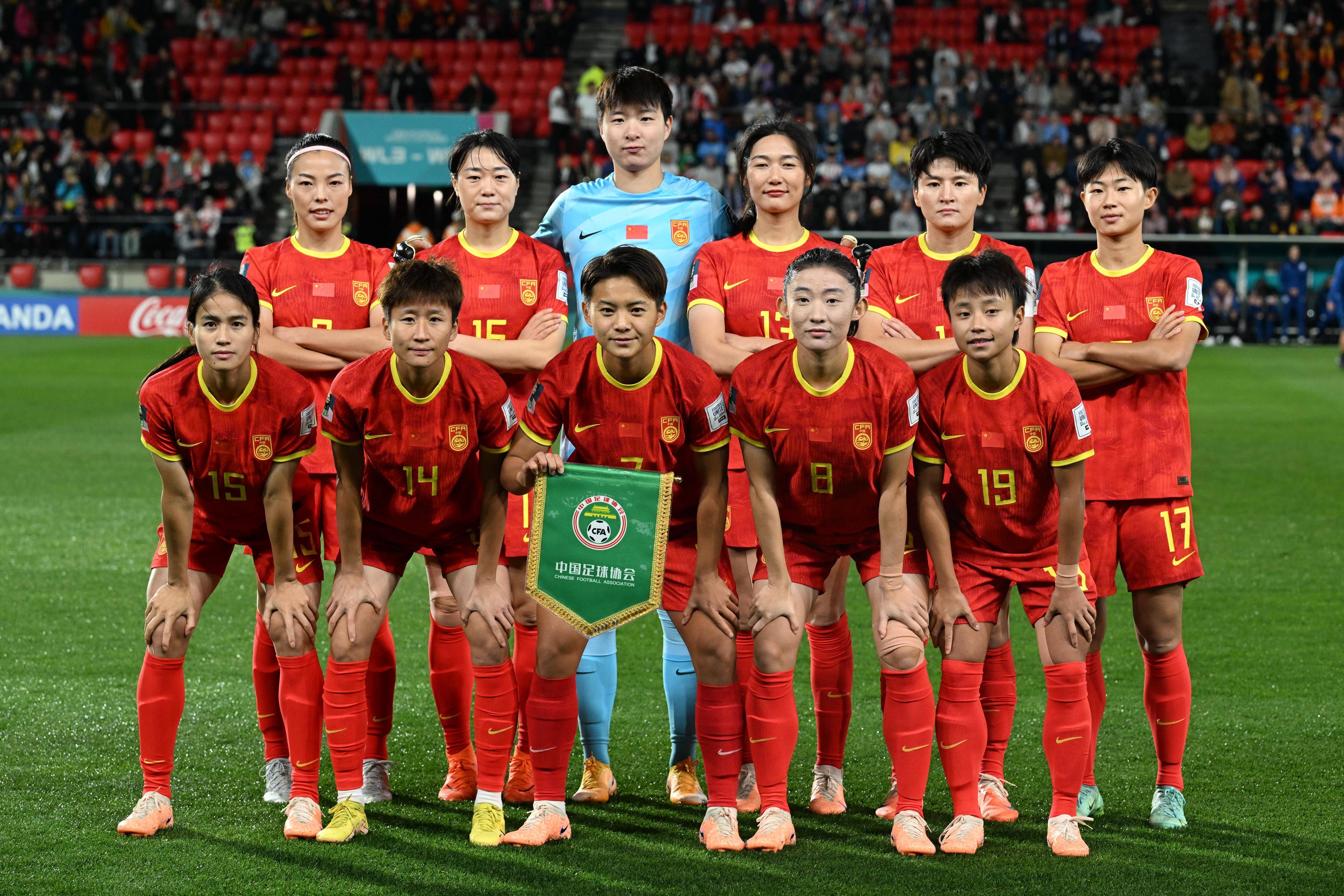 包含中国女足选手为国争光，成就斐然的词条